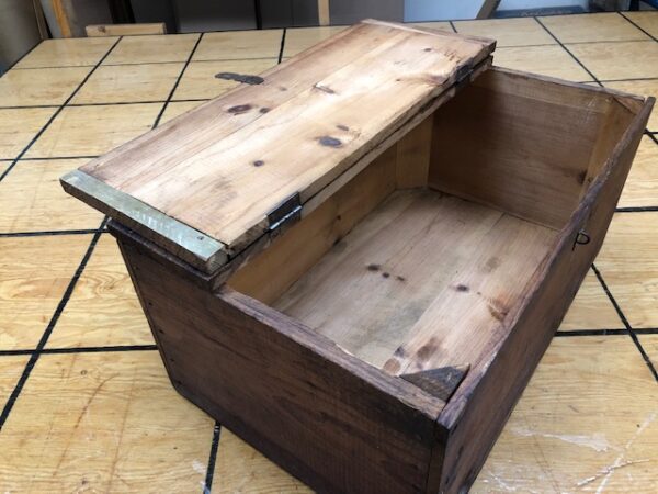 T942 Simple Pine Board Antique Box with Hasp